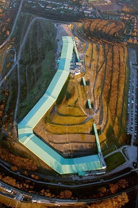 <p>En uzun kapalı kayak pisti Almanya'da bulunan Alpin Center'ın 640 metre uzunluğundaki pisti dünyadaki en uzun kapalı pist olma özelliği taşıyor.</p>
