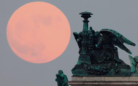 <p>Ay, dün dünyaya en yakın olduğu noktaya gelerek, ‘Süper Ay’ halini aldı. Normalden 14 kat daha büyük görünen ve yüzde 30 daha parlak olan ‘Ay’ın bu muhteşem hali dünyanın yer yerinden çıplak gözle izlenebildi.</p>