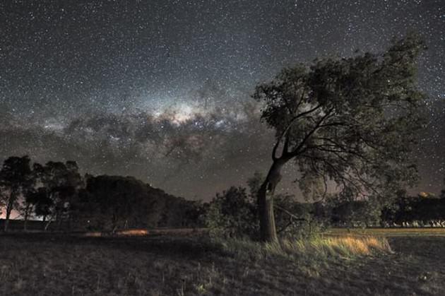 Fotoğrafçı Alex Cherney, Avustralya'nın güneyinde, sıradan bir dijital fotoğraf makinesi kullanarak insanlar tarafından görülen gökyüzünü daha fazla ışık sağlayan uzun pozlama kullanarak çekti. Gökyüzünün ışığı dışında başka ışık olmayan bölgede 30 saniyelik pozlamalar yaparak bu görüntüleri yakaladı.