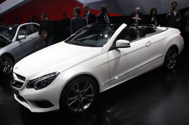 Üstü açılır otomobil standart olarak Mercedes’in Aircap sistemiyle geliyor.
