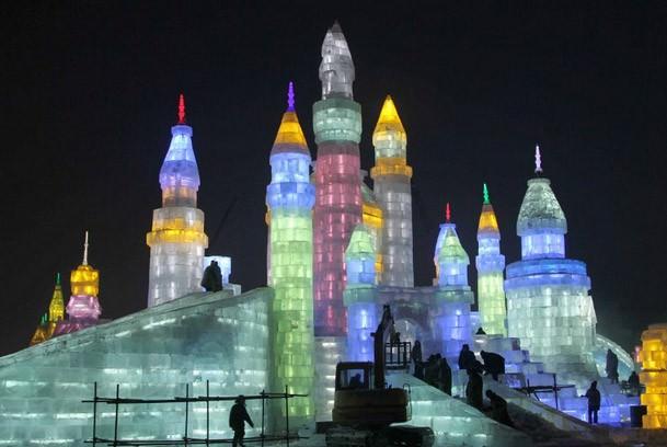 Çin'de gerçekleşen 'Jingyue Snow World Festival' adlı geleneksel kar festivalinde dev binalar inşa edildi. Binaların özelliği ise hepsinin kardan yapılması... 200 kilometrekarelik bir alanda gerçekleşen festival için onlarca sanatçı günlerce çalıştı. Heykeller, gece de ışıklandırılarak görsel bir şölen sunuyor.