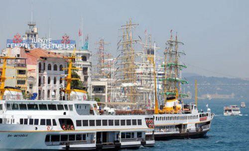 <p>1- Karaköy Limanı: Sultanahmet Arası Turistik Ekspres Tramvay Projesi Karaköy Limanı’ndan Cruise gemileri ile gelen turist yolcular turistik tramvayla Sultanahmet’e taşınacak. 4 km’lik mesafe maksimum 10 dakika sürecek. Tramvay vagonları yaklaşık 500 yolcu taşıma kapasitesine sahip. Projeyle hem hem Karaköy Limanı’ndaki hem de Sultanahmet Meydanı’ndaki turist otobüsü kaosu sona erecek.</p>