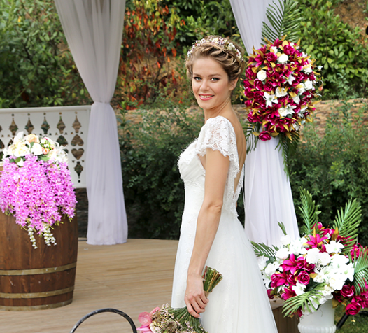 <p><strong>Burcu Biricik</strong></p>
<p>Güzel oyuncu, doğal ten ve pembe tonlarında ruj tercih etmiş.</p>