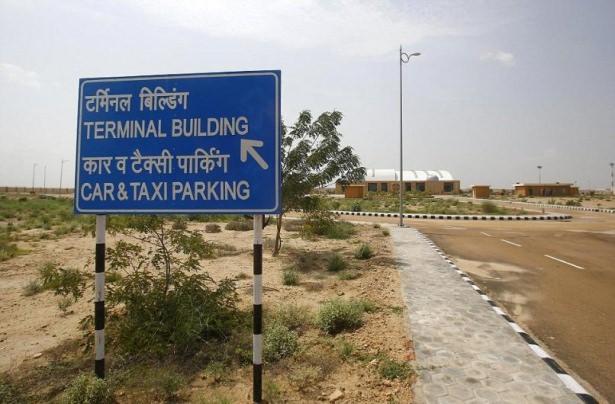 <p>Uzmanlar Jaisalmer benzeri kullanılmayan girişimlerin, Başbakan Narendra Modi'nin büyümeyi altyapı yatırımlarıyla hızlandırma çabalarının işe yaramadığının bir göstergesi olduğunu belirtiyor.</p>