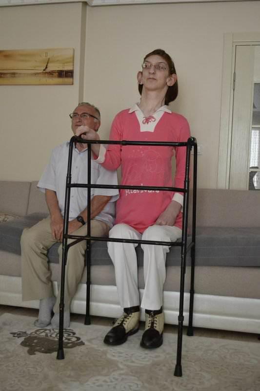 <p>Karabük'ün Safranbolu İlçesi'nde yaşayan 17 yaşındaki Rumeysa Gelgi, 2 metre 13.5 santim boyu ile dünyanın 18 yaş altı en uzun boylu kızı olarak Guinness Rekorlar Kitabı'na girdi.</p>

<p> </p>
