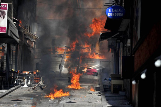 <p>Polis de grupların Taksim Meydanı'na çıkmasını engellemek için çevrede geniş güvenlik önlemi aldı.</p>