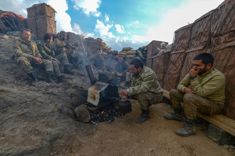 <p>Güvenlik güçleri, amaçlarının bu bölgeyi güvenli hale getirmek olduğunu belirterek, dün olduğu gibi bugün de terörle mücadeleyi kararlılıkla sürdürdüklerini ifade etti.</p>
<p> </p>