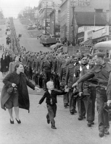 <p><strong>“Beni Bekle Babacığım!” - 1940</strong></p>

<p><strong>Claude P. Dettloff tarafından Canada’da çekilen fotoğrafta asker babasının arkasından koşan bir çocuk görülüyor.</strong></p>
