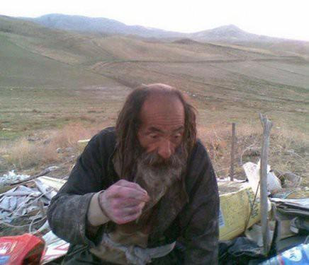 <div class="textContainer">
<p>Oğlunun cenazesine son anda yetiştiğini de anlatan Muzaffer Sarısülük, “Hoca kuranı bitirmeden yetiştim. Dağlardan aşıp geldim. Sol gelenekte vardır, ölenin mezarında nöbet tutulur. Baktım gençler uzaklardan gelmişler ve nöbet tutmak istiyorlar. Başları yanmasın diye onları gönderdim. </p>
</div>