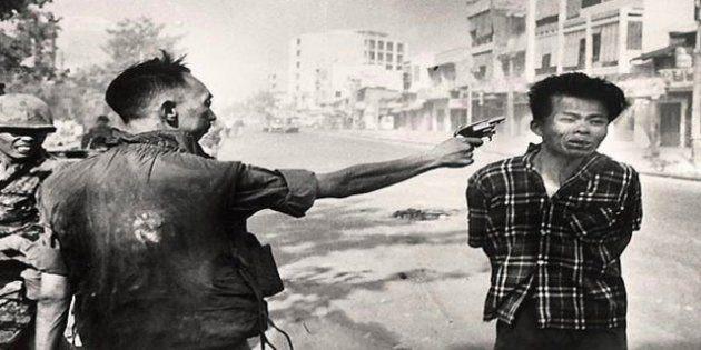 <p><strong>1968 Eddie Adams ABD 1 Şubat 1968.</strong><br />Güney Vietnam Polis Şefi Nguyen Ngoc Loan, Viet Kong'lu olduğundan şüphelendiği genci öldürürken..</p>