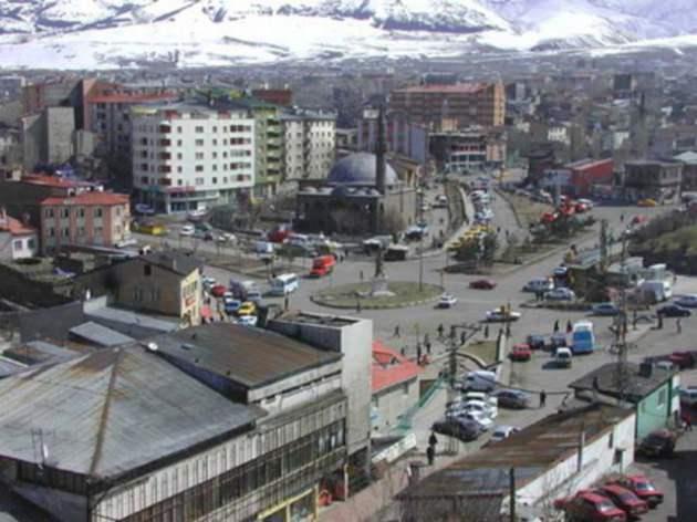 <p>ERZURUM</p>
<p> </p>
<p>482 bin seçmeni bulunan Erzurum'da 500 denek üzerinde yapılan araştırmada AK Parti yüzde 54, MHP yüzde 34 oy alırken CHP'ye yüzde 2 oy çıktı.</p>