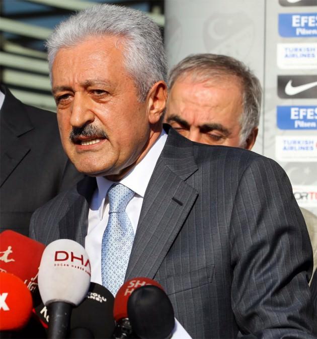 <p><strong>11 TEMMUZ: AYDINLAR ‘LİGLER ERTELENMEYECEK, KARARLAR İLERİDE’</strong> <br />TFF Başkanı Aydınlar, kimseyi peşinen suçlu ilan edemeyeceklerini, ellerinde belgelerin olmadığını, belgeler gelse bile bu soruşturmanın zaman alacağını, cezaların ileride verilebileceğini söyledi. İddianamenin mahkeme tarafından kabul edilmesinin ardından soruşturmayı açacaklarını belirten Aydınlar, liglerin normal tarihinde başlayacağını, 31 Temmuz’da da Fenerbahçe ile Beşiktaş’ın Süper Kupa’da karşılaşacağını açıkladı.</p>