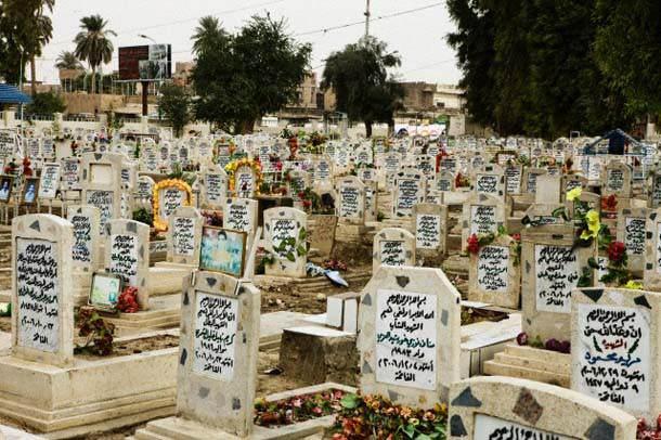 4- Kabir azabı borç sebebiyledir. Kişi ödemediği borçları ödeninceye kadar azap görür. Bu konuda Ebû Hüreyre’den Rasulullah (s. a. v)’in şöyle buyurduğu rivayet edilmiştir: “Müminin borcu ödeninceye kadar ruhu borcuna takılıdır. ”