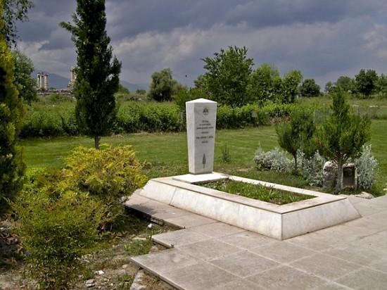 7- Yardım etme gücü ve imkânı varken mazluma yardım etmeyi terk etmek de kabir azabına sebep olan ameller arasında zikredilmiştir