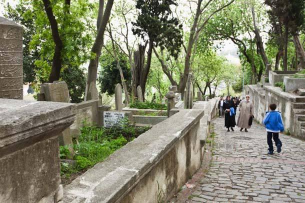 Kabirde azaba sebep olan amellerin yanında bir takım ameller de vardır ki onlar da kişiyi kabirdeki azaptan muhafaza ederler. Bu amelleri şu şekilde sıralamak mümkündür: