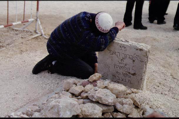 Ebû Hüreyre (r. a)’den rivayet edildiğine göre Rasulullah (s. a. v. ) şöyle buyurdu: “Kur’an’da otuz ayetten ibaret bir sure bir adama şefaat etti. Neticede o kişi bağışlandı. O sure; تبارك الذى بيده الملك’tür. ”