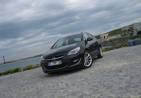 <p>Hatchback modeller konusunda uzmanlaşmış markaların bile girdiği sedan pazarında uzun zamandır var olan Opel Astra yeni versiyonu ile oldukça iddialı. Yeni Astra'da ki değişimi Esad Sivri, HABERLER.com okurları ile için yazdı.</p>