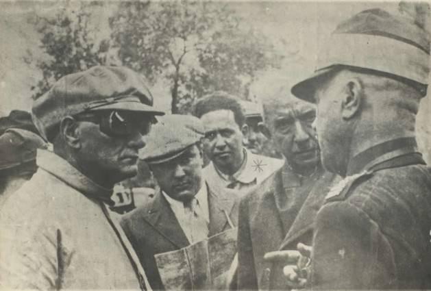 <p>Askerî bir manevra esnasında Atatürk ve İnönü …</p>