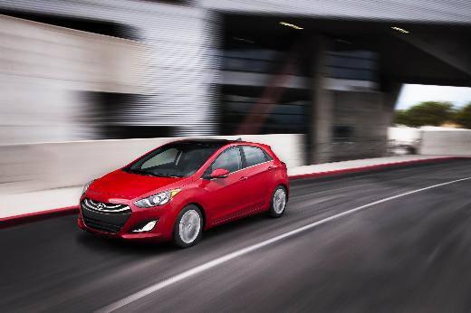 <p>HYUNDAI<br /><span style="color: #ff0000;">Öğretmene ve çiftçiye özel fiyatlar sunuyor</span><br />HYUNDAI, ekim ayında Hyundai Finans’la yüzde 0.89’dan başlayan düşük faiz oranlarıyla ve 60 aya kadar varan vade seçenekleriyle dikkat çekiyor. Hyundai Kredi’nin Ekim ayındaki avantajlarına göre, Hyundai Accent Blue’nun benzinli versiyonlarında 30 bin TL için 30 ay yüzde 0,77 faizli kredi seçeneği öne çıkıyor. Bununla beraber Accent Blue’nun yine benzinli versiyonlarında 600 TL’ye varan indirimler de yapılıyor. “Şimdi Al, 2014’de Öde” imkanı da sunulan avantajlar arasında bulunuyor. i30’un tüm versiyonlarındaysa 36 bin TL 36 ay yüzde 0.77 faiz oranı sunuluyor. Hyundai’nin Ekim avantajlarında, meslek grupları yine özel indirimlerden yararlanmaya devam ediyor. Sağlık Çalışanları, Öğretmenler ve Çiftçiler, Hyundai modellerini satın alırken özel fiyatlarla karşılaşacaklar. Elantra ve i30 modellerinden birisini alan müşterilere ise 500 TL değerindeki “Beş Yıldızlı Kredi” ücretsiz olarak hediye ediliyor. Hyundai’nin “Beş Yıldızlı Kredi” programına göre müşteriler “Medikal Asistan ve Rezervasyon Hizmetleri” gibi ayrıcalıklardan yararlanırken aynı zamanda 12 aya kadar kredi erteleme ve finansal danışmanlık gibi özel avantajlara da anında sahip olacaklar. SATIŞ SONRASI AVANTAJLARI Satış ve Satış Sonrası Hizmetleri’ni her geçen gün daha da geliştiren Hyundai’nin 2 Kasım tarihine kadar sürecek avantajlı servis günleri başladı. Kampanya dahilinde özel olarak periyodik bakım, fren, debriyaj, amortisör parça ve işçiliklerinde yüzde 18 fiyat avantajı ve Ücretsiz check-up fırsatı sunuluyor. Ayrıca Blue Card’ı ile Hyundai Kasko satın alan müşterilere de 3.000 Blue Puan hediye ediliyor.</p>