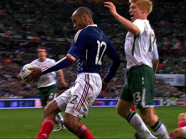 <p><strong>FRANSA &ndash; İRLANDA: 2009</strong><br />Thierry Henry topu eliyle kontrol etti ve Gallas skoru 1-1 yaptı. B&ouml;ylece İrlanda'nın d&uuml;nya kupasına katılma hayalleri parampar&ccedil;a oldu.</p>