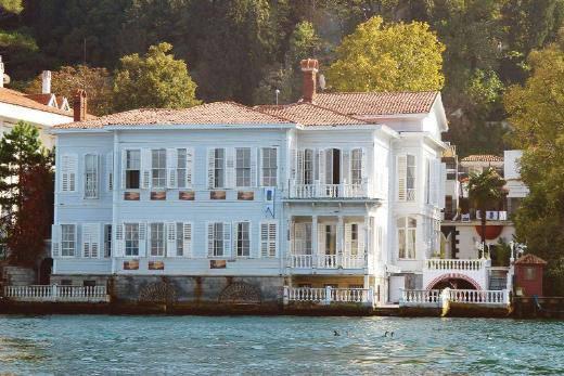 ABUD EFENDİ YALISI Ostrorog ve Kıbrıslı yalıları arasında kalan Abud Efendi Yalısı 1900’lerin başında adını taşıdığı Abud Efendi tarafından satın alınmış. İstanbul’daki sarayların ve önemli binaların büyük bir kısmına imza atmış Ermeni Balyan ailesinden Garabet Amira çizmiş planları. Abud Efendi’nin kızı, İstanbul sosyetesinin 1920’lerde önemli fertlerinden biri olan Belkıs’mış. Onun dillere destan düğünü bu binada yapılmış. Yalıyı, 80’li yıllarda yağ işiyle uğraşan Özdoyuran ailesi satın aldı. Boğaz’da gezdiğimiz yalılar içinde bizi en çok hayal kırıklığına uğratan yalılardan biri bu. Son derece zevksiz döşenmiş. Bir tek salonu etkileyici.