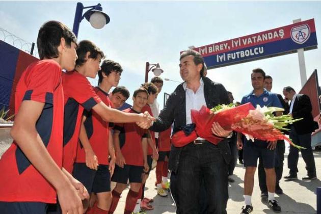 Fenerbahçe'nin eski teknik direktörü Aykut Kocaman, Altınordu'yu ziyaret edip hem şampiyonluğunu tebrik etti hem de sistem hakkında bilgiler aldı.