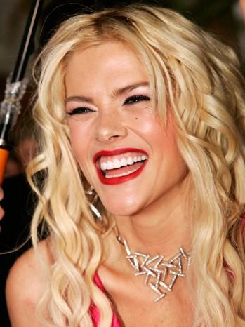 2006 yılında hayatını kaybeden Anna Nicole Smith 20'li yaşlarının sonunda milyarder J. Howard Marshall ile evlendi. 14 ay sonra Marshall vefat edince güzel Playboy yıldızı ile aile bireyleri arası miras kavgası çıktı. Davayı kaybeden Smith masraflarını karşılayamayınca 1996'da iflas etti.
