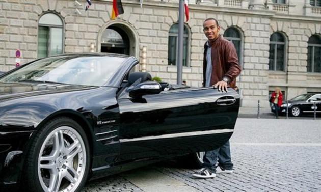 Hamilton, 517 beygirlik süperşarjlı Mercedes-Benz SL55 AMG'si ile...