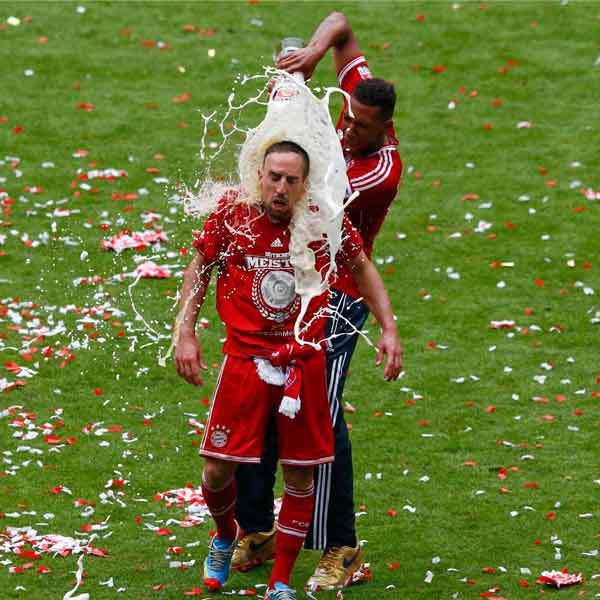 Almanya Ligi'nde haftalar öncesinden şampiyonluğu garantileyen Bayern Münih'te kutlamalara, Frank Ribery'e yapılan skandal hareket damgasını vurdu.