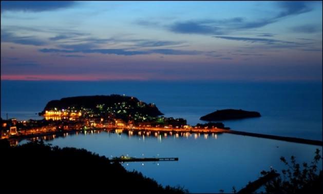 <p><strong>Doğayla iç içe bir kasaba</strong><br />
Karadeniz`in şirin kasabalarindan olan Amasra, sakin bir tatil isteyenler için ideal bir mekan. Doğal güzelliklerinin yanı sıra, kalesi, müzesi ve Cenova şatosuyla tarihi bir tur da yapabilirsiniz.</p>
