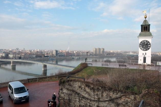 <p>Petrovaradin Kalesi'nde yer alan saat kulesi 19.yy'da Tuna nehri kenarında avlanan balıkçıların saati görmesi için yapılmış. Balıkçıların dakikayı daha net görmesi içinse normal saatlerden farklı olarak inşa edilmiş. Yelkovan saati, akrep dakikayı gösteriyor.</p>

