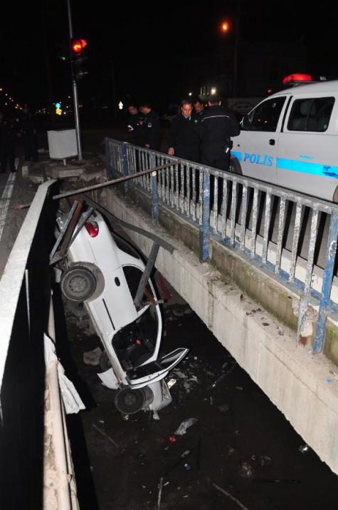 Adana'da otomobil sürücüsünün direksiyon hakimiyetini kaybetmesi sonucu köprü korkuluklarını kırıp, kanalla köprü arasında asılı kaldı. Kazada 4 kişi yaralanırken, kanalın boş olması olası faciayı önledi. 