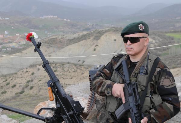 Tunceli'de, polis haftası etkinlikleri kapsamında kente gelen hafif müzik şarkıcısı Candan Erçetin, nöbet tutan özel harekat timlerinden birinin makinalı tüfeğinin namlusuna kırmızı ve beyaz karanfiller yerleştirdi.