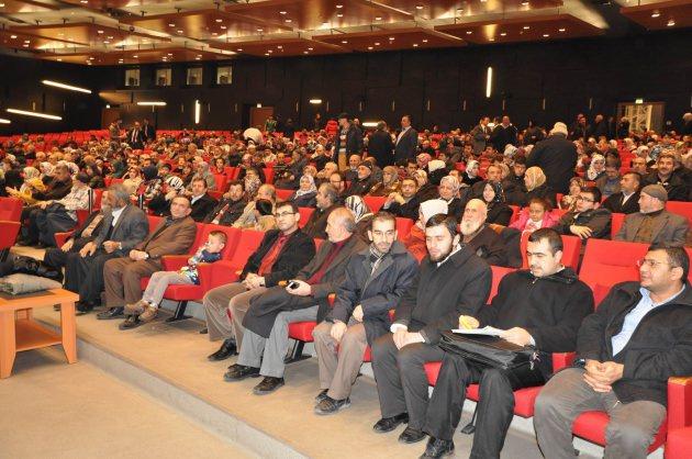 <p>Mekke’nin fethinin 1383. yıl dönümü, Anadolu Gençlik Derneği (AGD) başta olmak üzere çeşitli sivil toplum kuruşu tarafından tüm yurtta kutlandı. Yoğun katılımların olduğu programlardada gözyaşları sel oldu aktı! </p>