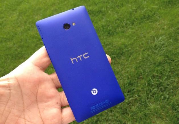 1280 x 768 ve 1280 x 720 piksel genişliğinde ekranları destekleyen ekrana sahip olan HTC Windows Phone 8X, 130 gr ağırlığında ve 132.4 x 66.2 x 10.1 mm boyutlarında. 4.3 inç, 720 x 1280 piksel ekrana sahip olan cihaz, 1800 mAh gücünde batarya kullanıyor. Çift çekirdekli Qualcomm MSM8960 Snapdragon 1.5 GHz Krait işlemcisi bulunan HTC 8X, 2.1MP kameraya sahip. Cihaz 1080p video kayıt özelliği bulunduruyor.