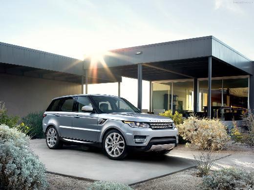 <p>Land Rover: Range Rover Borusan Otomotiv, SUV dünyasında adeta bir kült haline gelen Range Rover’u yeni imajıyla ithal etmeye başladı. 4x4 araç yılın ilk çeyreğinde satışa sunuldu. Yeni Range Rover, aynı zamanda şu ana kadar üretilen tamamen alüminyum monokok gövde yapısına sahip ilk SUV olma özelliğiyle bir ilke imza atıyor. Bu sayede araç tam 420 kilogram hafiflemiş. Land Rover’ın mevcut sürüş şartlarını analiz eden ve araziye göre en uygun sürüş ayarlarını otomatik olarak seçen Terrain Response sisteminin yeni nesil versiyonu da yenilenen Range Rover’da yer alıyor. Ayrıca Executive Class koltuk paketi seçeneğiyle, arka koltuktaki yolcuların konforu 118 mm daha fazla diz mesafesi ile artırılmış.</p>