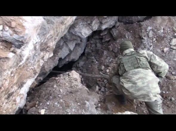 Türk Silahlı Kuvvetleri ve Emniyet Genel Müdürlüğü, eli kanlı terör örgütü PKK'ya mensup teröristlerin kaldığı mağaralara baskın yaparken ilk önce ikna etmeye çalışıyor.
