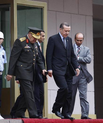 'GÖRÜŞME DEVLET SIRRI MI?' - Devlet sırrı mı? Ben açık söyleyeyim, 'devlet sırrıdır', 'değildir' diye bir şey söyleyemem, böyle bir değerlendirme yapamam ama bunun içinde hassas konular görüşülmüştür, bazı şeyleri Sayın Başbakan ifade etmiştir, ben ifade etmişimdir. Bunlar olmuştur, bu gayet doğal. Yani iki saat süreyle başka ne konuşacağız? Biri asker, biri Başbakan. Tabii ki, başta güvenlik konuları olmak üzere bazı şeyleri görüşmüşüzdür ama bunu başka taraflara çekenler oldu. İşin çirkin yanı budur.