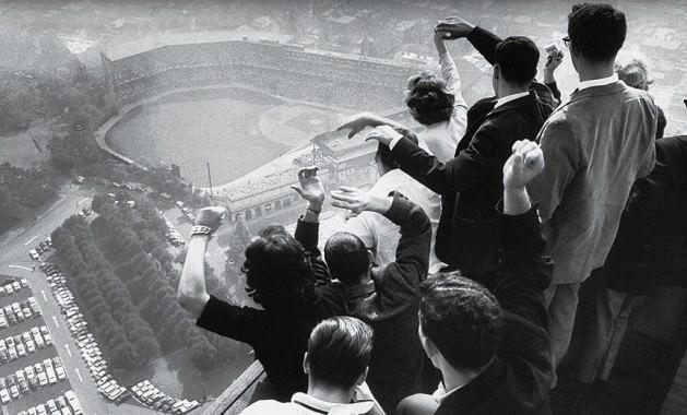 PITTSBURGH PIRATES TARAFTARLARI   13 Ekim 1960   Pittsburgh Üniversitesi öğrencileri, okullarının çatısından, Pirates'in Yankees karşısında 35 yıldaki ilk şampiyonluk zaferini kazandığı Forbes Field'deki maçı izlerken...