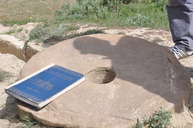 Kuşmanın lacivert ciltli kitabı onun herşeyi bu kitapta kaleyle ilgili bütün bilgiler yer alıyor.