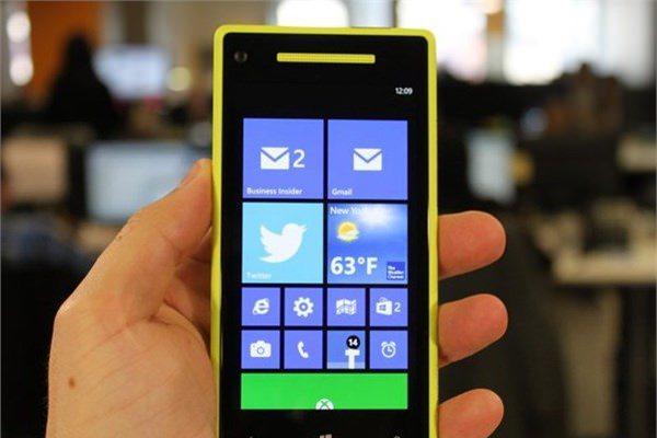 <p><strong>Windows Phone 8</strong><br />Arayüzü Windows Phone 7 ile aynı olan bu yeni model, aslen Windows 8 ile aynı çekirdeği kullanıyor.</p>