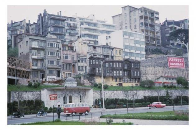 <p>Indiana Üniversitesi, Charles W. Cushman fotoğraf koleksiyonundan eski İstanbul fotoğrafları çıktı. Günümüze kıyasla daha tenha görülen İstanbul'un bu fotoğrafları 1965 yılında çekilmiş.</p>