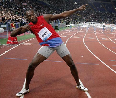 USAIN BOLTOnun adını yazmamıza gerek var mıydı? Sadece atletizm dünyasının değil, konuyla alakalı alakasız herkesin dünya rekoru kırıp kırmayacağını merak ettiği Jamaikalı. 4 yıl önce Pekin’de ne Tyson Gay ne de Asafa Powell onu durdurabilmişti. 100 metre, 200 metre ve 4x100 bayrak yarışlarında dünya rekorları patır patır kırılmıştı. Şimdi karşısında kimler var? Tyson Gay, uzun bir sakatlık döneminden çıktı. Ama Olimpiyat finalinde zirve yapacaktır. Gay’i Amerika seçmelerinde 9.80 koşarak geçen Justin Gatlin bıraktığı yerden devam etmek istiyor. Doping cezası aldığı sırada olimpiyat ve dünya şampiyonuydu ama o zamanlar Bolt çömezdi. Jamaikalılar Powell ve Yohan Blake de bu hızlı adamlar gösterisinin diğer aktörleri.