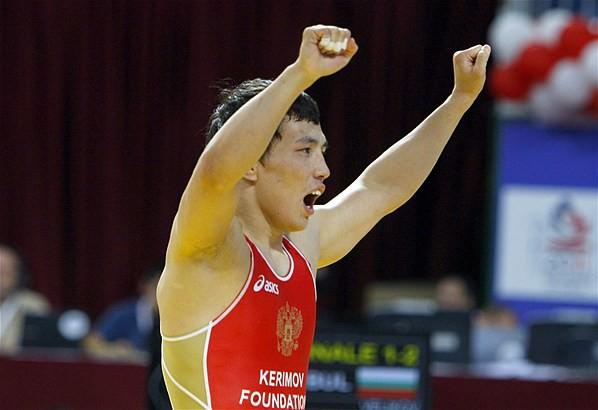 VICTOR LEBEDEV Serbest güreşin yeni yıldızlarından birisi Rus sporcu. 24 yaşında ilk kez Olimpiyat heyecanı yaşayacak. 55 kiloda mücadele eden Lebedev, son iki Dünya Şampiyonası’ndan altın madalyayla çıkmayı başardı. Bakalım Olimpiyat heyecanı, onun performansını olumlu şekilde etkileyecek mi?