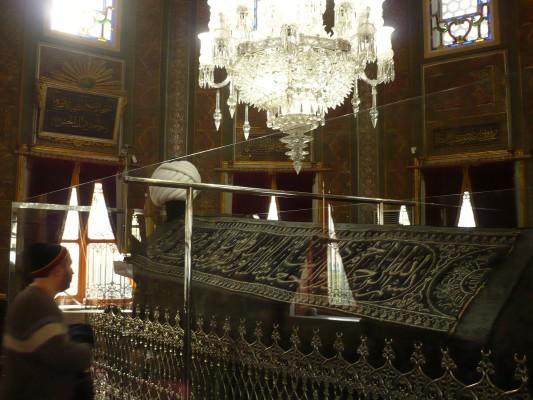 <p>Fatih Sultan Mehmed Han Türbesi<br /><span><br /> Kirmasti Mahallesi Fatih Camii'nin mihrab tarafındaki bahçede – Fatih</span></p>