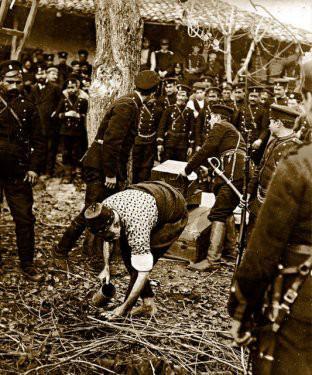 <p>Peşpeşe çekildiği tahmin edilen fotoğrafların birinde yaşanan dram göz yaşartıyor. Son abdestini alan bir Türk, düşman askerlerinin kendisi için hazırladığı sonu bekliyor.</p>