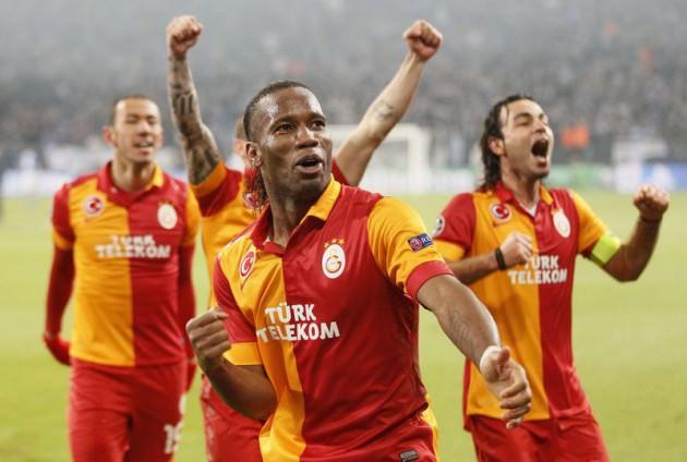 150 metreden çektiği şut gol olan Hamit, bu sefer direği ıskalamanın hayal kırıklığını yaşıyor... :)) 