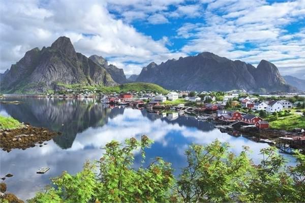 Norveç’te bir galon benzinin fiyatı 9,63 dolar. 