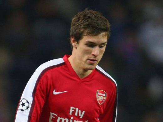 "Curse of Ramsey" (Ramsey'in Laneti) diye adlandırılan ilginç tesadüfler kaldığı yerden devam ediyor. 2008 yılında Londra ekibine transfer olan 22 yaşındaki orta saha oyuncusunun Arsenal forması altında attığı her golden sonra bir olay oluyor. Dün gece de Şampiyonlar Ligi'nde Arsenal - Olimpiakos Ramsey'in gol atması Türkiye ile Suriye arasındaki gerginliğin üstüne geldi.   İŞTE RAMSEY'İN LANETİ...