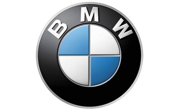 <p><strong>BMW</strong><br />
<br />
BMW ilk olarak uçak motoru üretimi yapan bir firmaydı. Bu yüzden parçalı amblemin mavi kısmı gökyüzünü beyaz kısmı da uçak pervanesini temsil etmektedir. Başka bir iddia ise amblemdeki mavi beyaz renklerin Bavyera eyaletinin renklerinden geldiğidir.</p>
